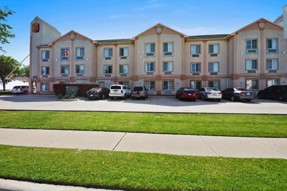 Super 8 By Wyndham Irving/Dfw Apt/North Bagian luar foto